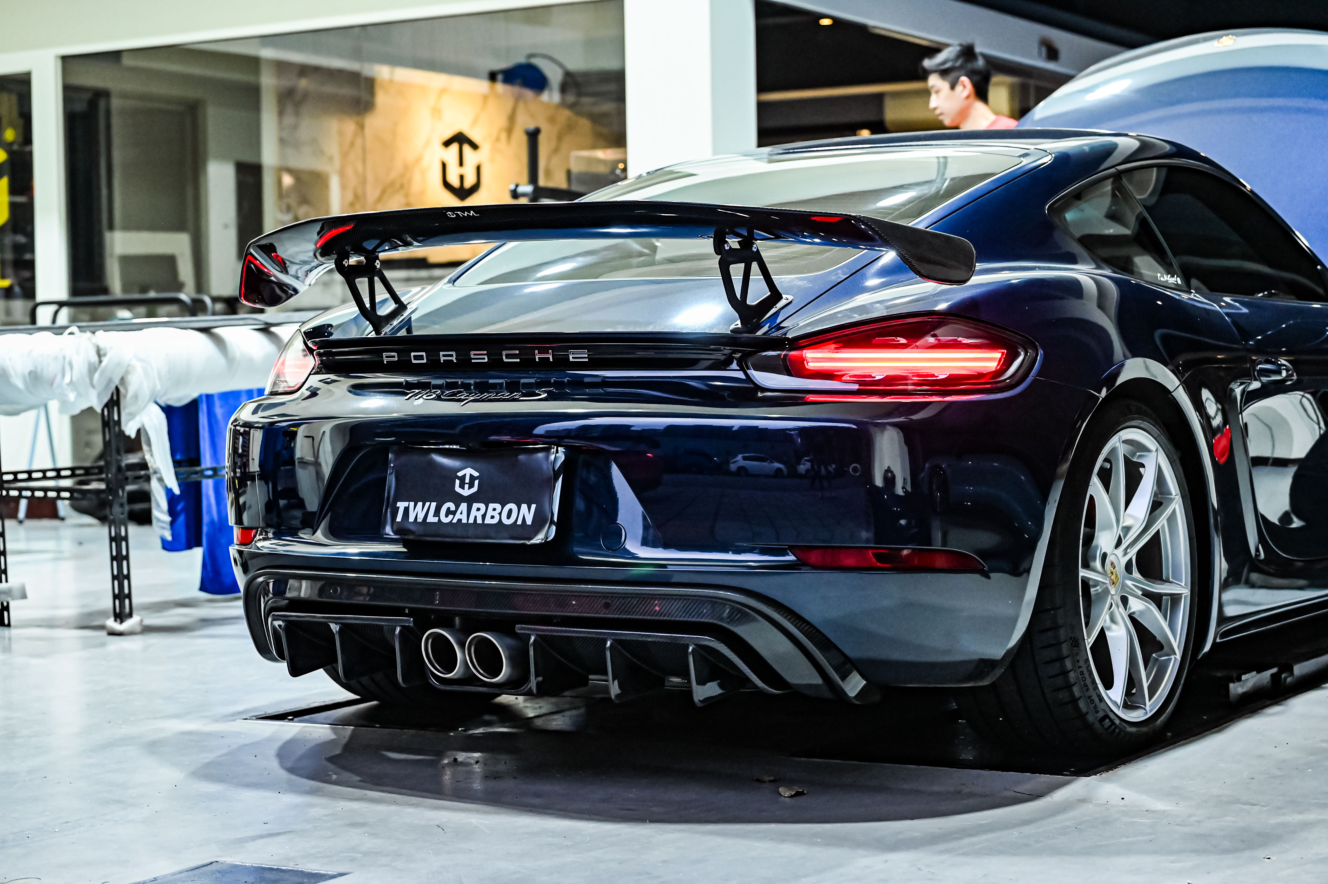 Porsche 718 Cayman ｜升級改裝GT4大尾翼｜抽真空輕量化｜台灣頂級空力套件